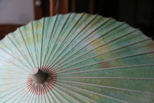 Cargar imagen en el visor de la galería, Sombrilla [Doble, teñida Kasumi Verde Amarillo x Blanco] (Bambú hembra)

