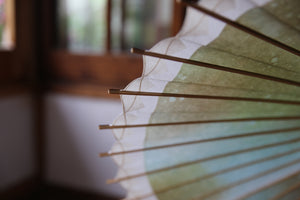 Sombrilla [Ajiro-Nokiyakko, Kasumi teñida de azul claro × blanco] (Bambú hembra)