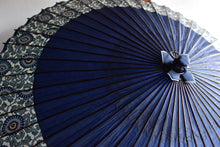 Cargar imagen en el visor de la galería, Paraguas Janome [Nokiyako azul marino x arabesco crisantemo]
