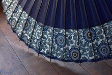 Load image into Gallery viewer, Janome Umbrella [Nokiyatsu Navy Blue x Chrysanthemum Karakusa]
