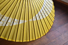 Cargar imagen en el visor de la galería, 蛇の目傘【交叉　黄色×梅(白)】 - 和傘CASA
