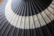 Cargar imagen en el visor de la galería, 蛇の目傘【中張　紫黒×白胡粉】 - 和傘CASA

