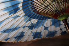 Cargar imagen en el visor de la galería, Paraguas Janome [Itetsu White Indigo Dyeing 2022 Nakahari Maru]
