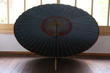Cargar imagen en el visor de la galería, 蛇の目傘【黒(軒赤)】 - 和傘CASA
