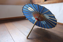 Cargar imagen en el visor de la galería, Paraguas Japonés Mame [Itetsu Blanco Índigo Teñido con Lunares]
