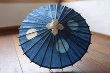 Cargar imagen en el visor de la galería, Paraguas Japonés Mame [Itetsu Blanco Índigo Teñido con Lunares]
