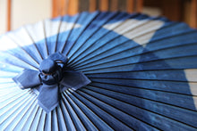 Cargar imagen en el visor de la galería, 蛇の目傘【石徹白藍染　氷】 - 和傘CASA
