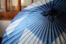 Cargar imagen en el visor de la galería, 蛇の目傘【石徹白藍染　氷】 - 和傘CASA
