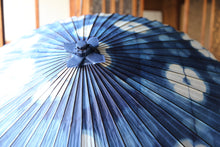 Cargar imagen en el visor de la galería, 蛇の目傘【石徹白藍染　花】 - 和傘CASA
