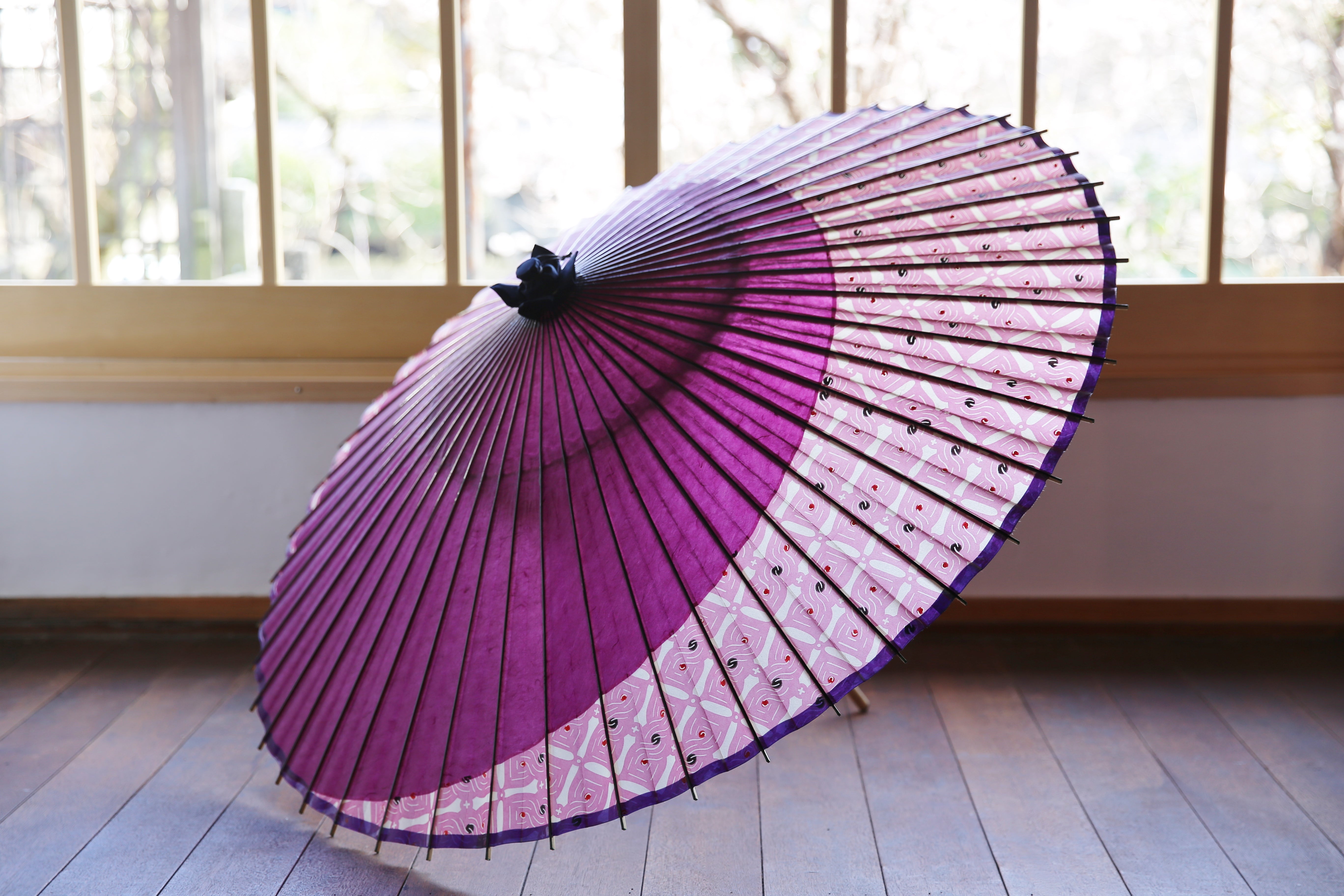 蛇の目傘【月奴 赤紫×ねじり】 – 和傘CASA